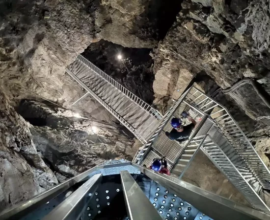 Visita-a-la-geoda-de-Pulpi-en-Almeria-escalera-de-emergencia